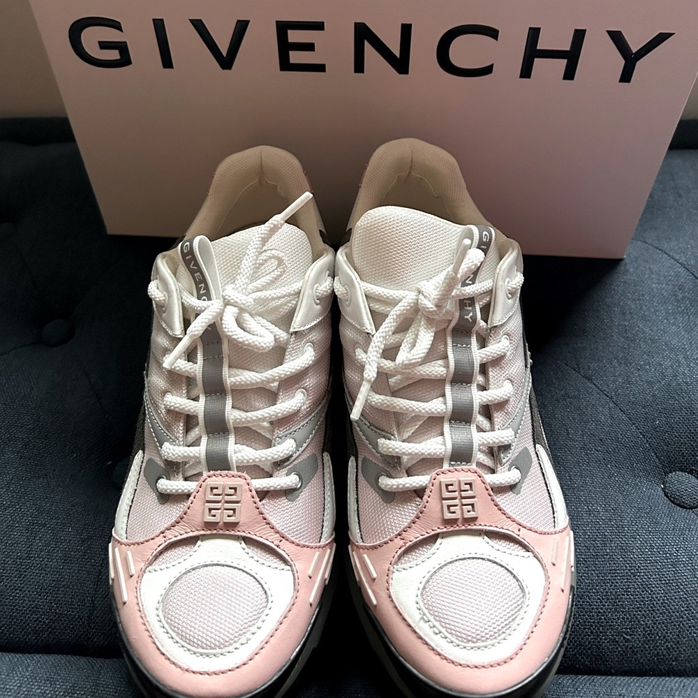 100% Calf Leather Givenchy GIV 1 Runner
White/Pink Sneakers Made in Italy